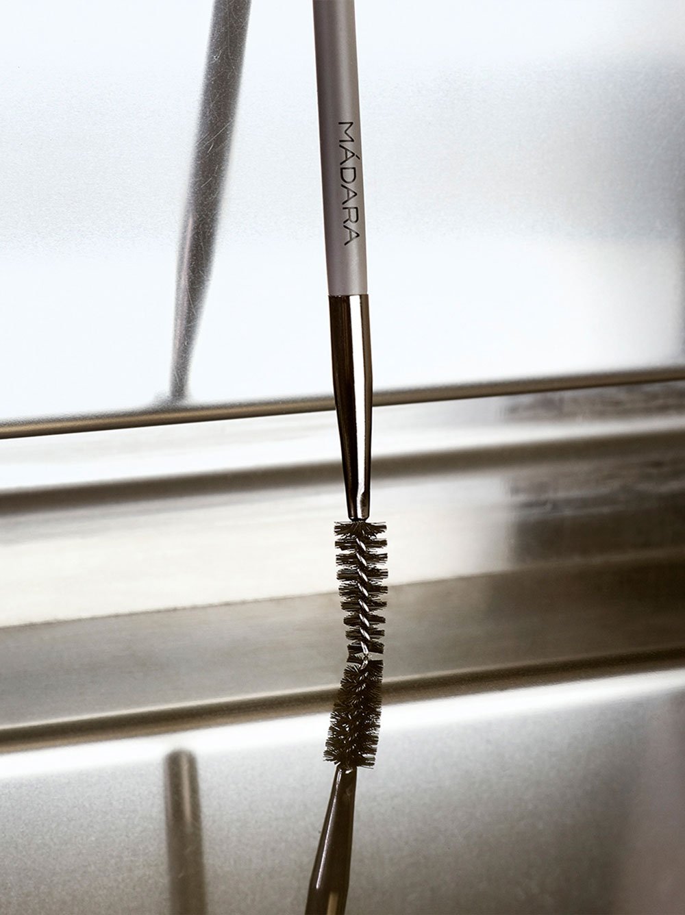 PRECISION BRUSH - perie machiaj cu dublu aplicator
