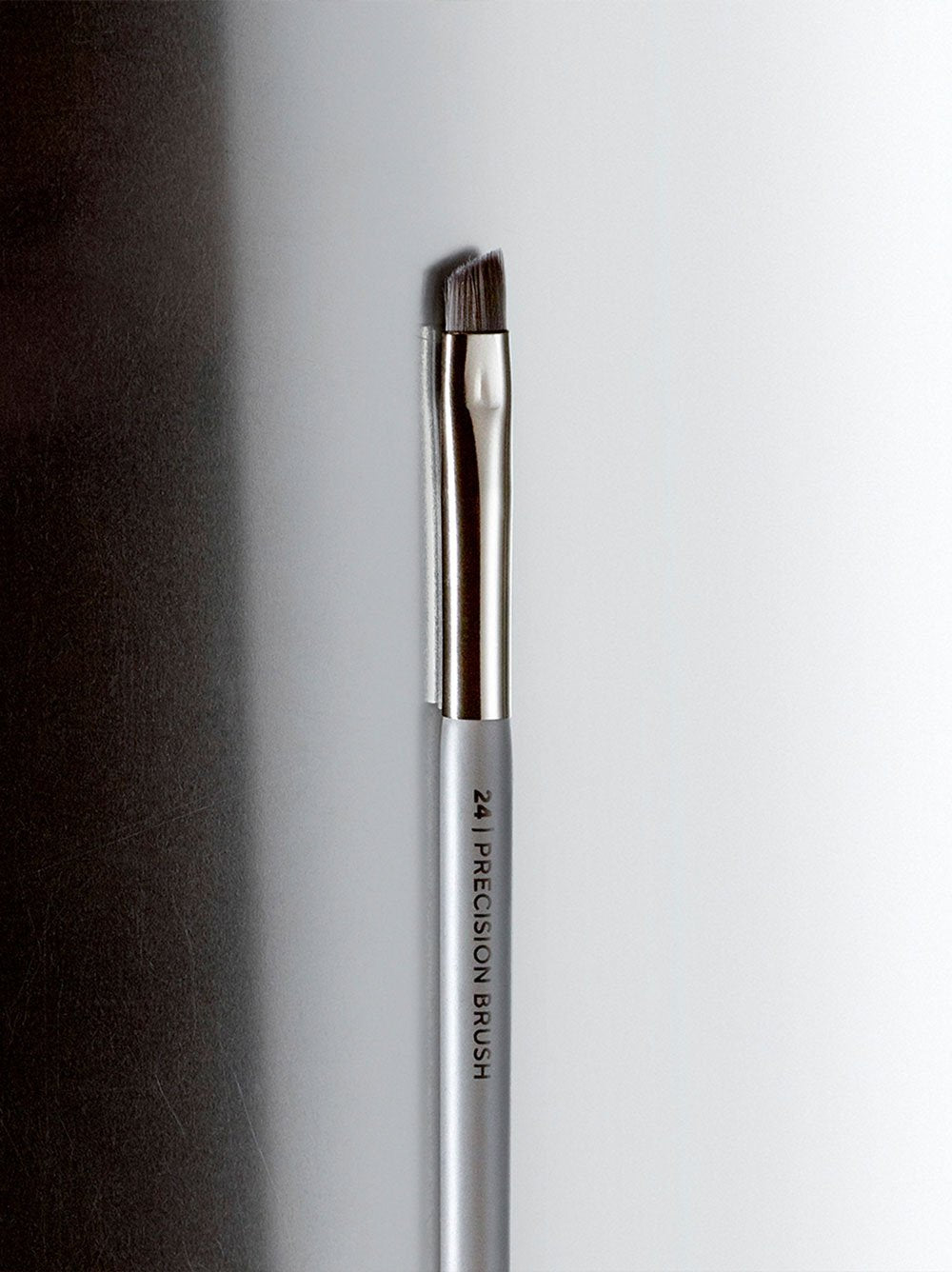 PRECISION BRUSH - perie machiaj cu dublu aplicator